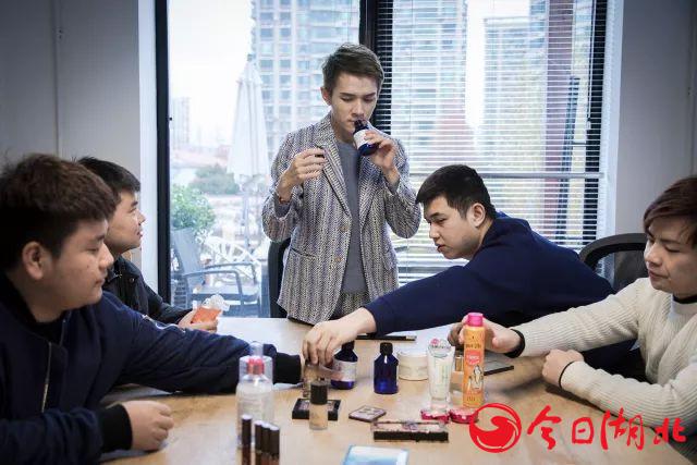李佳琦选品会议.jpg