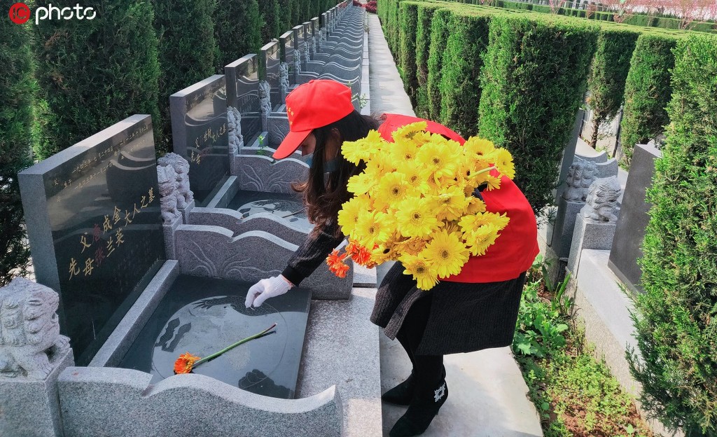 4月2日，安徽省合肥市，臨近清明節(jié)，在合肥市小蜀山陵園，蜀山區(qū)小廟鎮(zhèn)的志愿者將鮮花擺放至墓碑前，代替逝者家屬親友表達(dá)哀思和追悼。 陳三虎/IC photo
