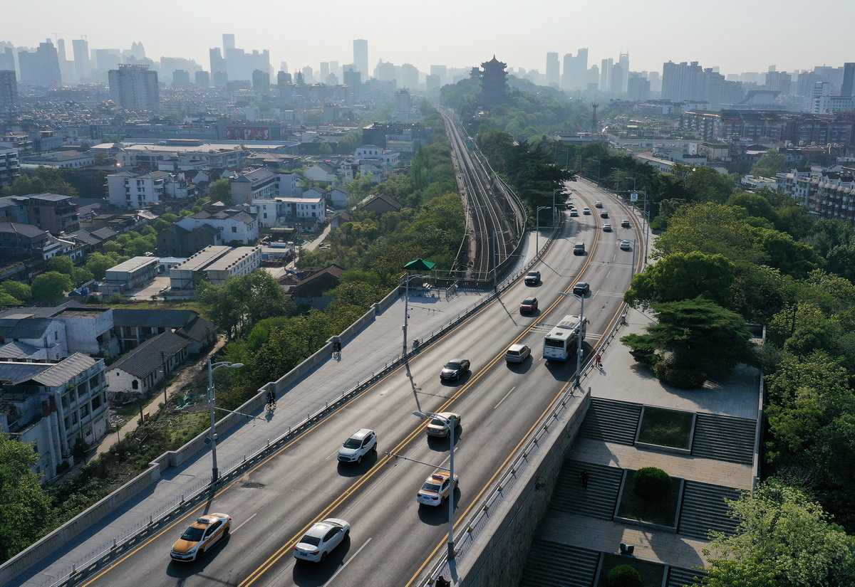 4月15日在早高峰時(shí)段拍攝的武漢長江大橋（無人機(jī)照片）。新華社記者 李賀 攝