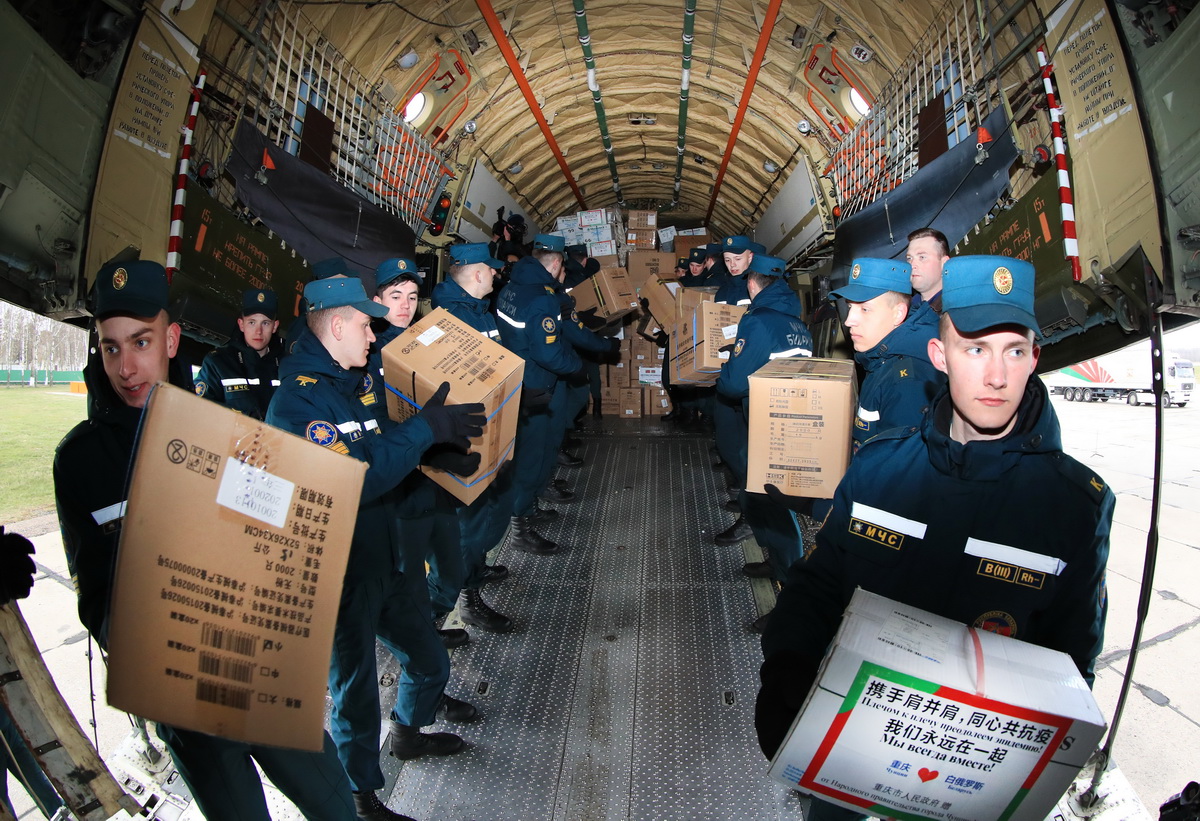 4月17日，在白俄羅斯首都明斯克郊區(qū)的軍用機場，白緊急情況部官兵從運輸機上卸載中國援助的抗疫物資。