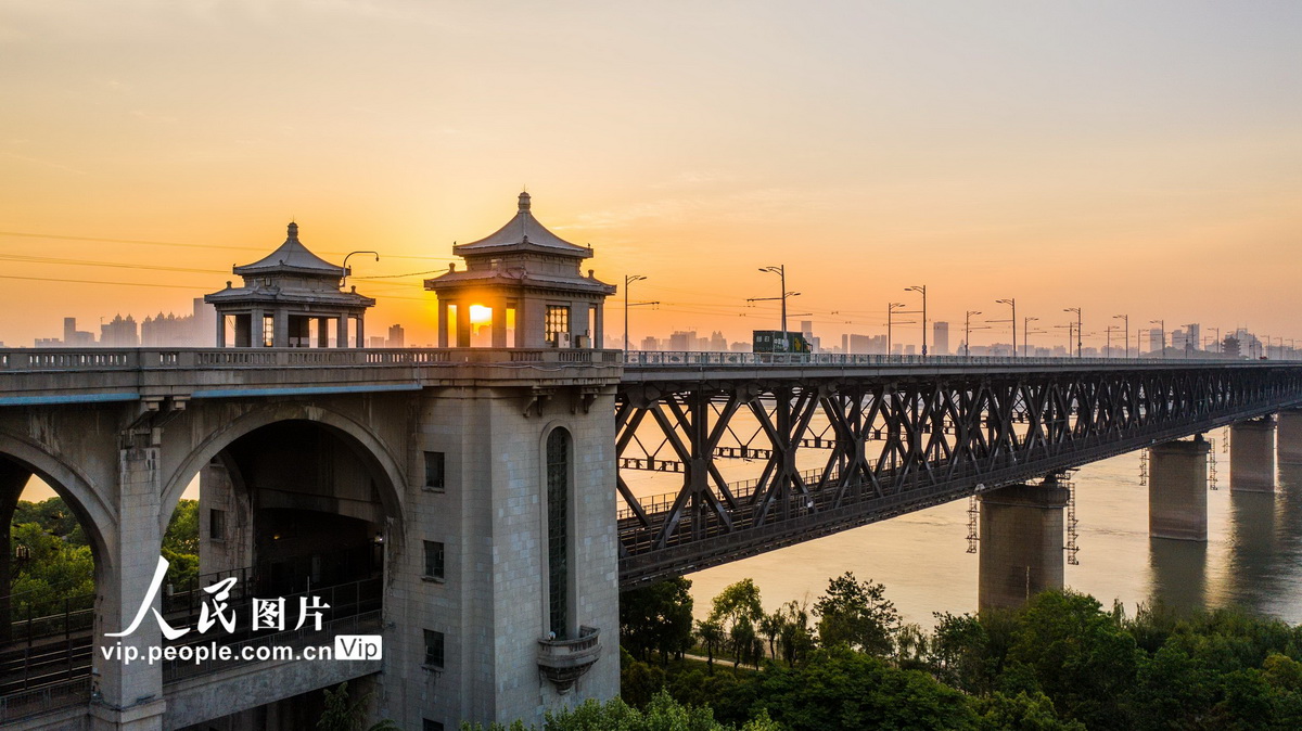 朝霞映照武漢長江大橋