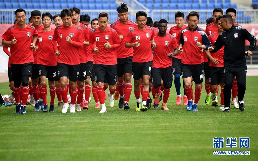 （体育）（1）足球——中甲：陕西大秦之水队举行公开训练课