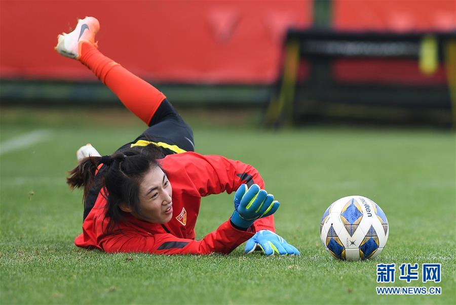 （体育）（8）足球——中国女足举行公开训练课