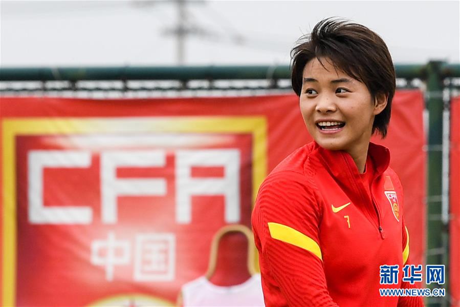 （体育）（9）足球——中国女足举行公开训练课