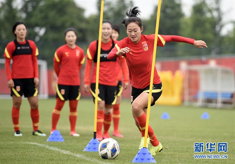 （体育）（5）足球——中国女足举行公开训练课