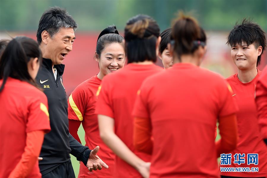 （体育）（2）足球——中国女足举行公开训练课