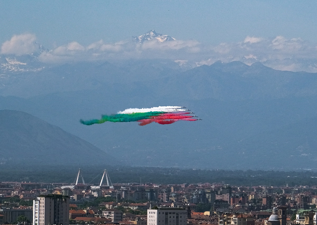 5月25日，意大利空军“三色箭”飞行表演队从都灵上空飞过。新华社发（费代里科·塔尔迪托摄）
