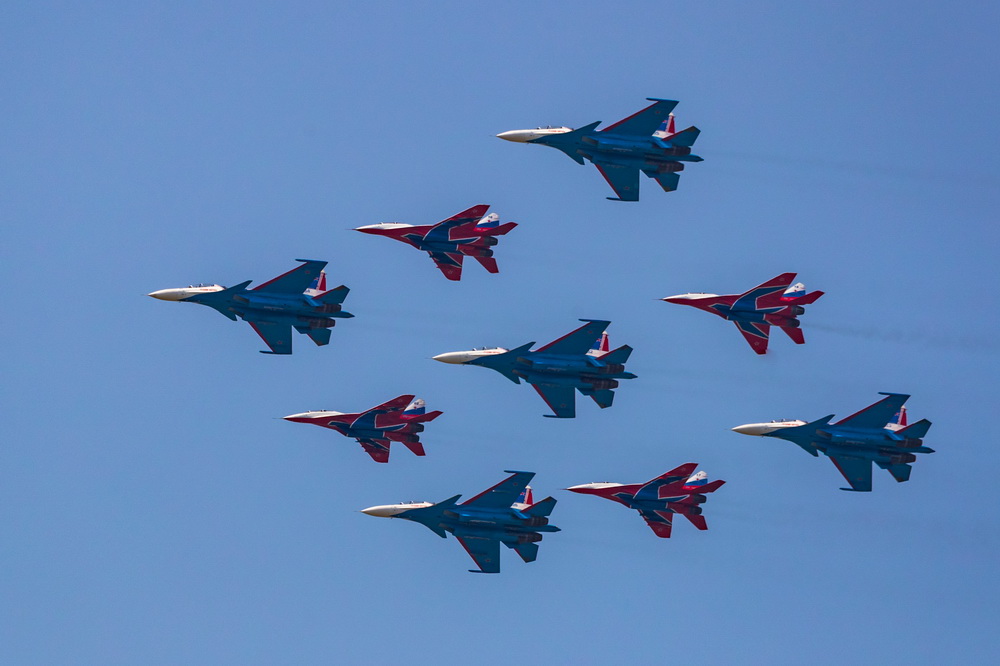 6月20日，在俄罗斯首都莫斯科，俄“雨燕”、“勇士”飞行表演队分别驾驶米格-29、苏-30SM战机参加阅兵式彩排。新华社记者 白雪骐 摄