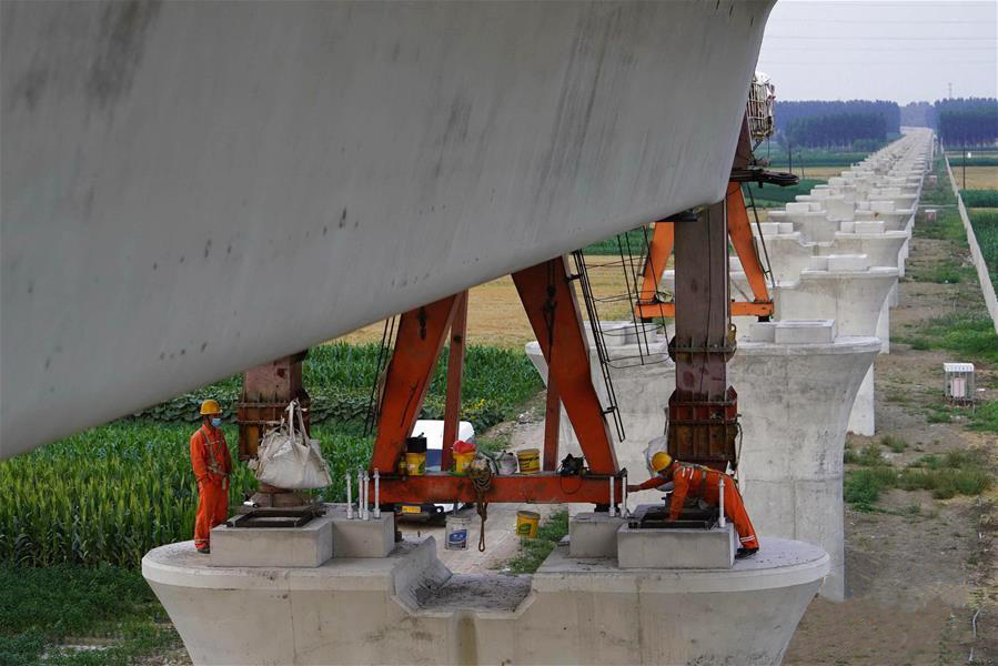 7月2日，工人在京唐城際鐵路河北省唐山市豐潤(rùn)段建設(shè)工地施工。 