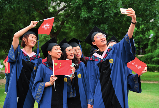 7月2日，北京大学2020届毕业生在毕业典礼结束后拍照留念。任超摄/《瞭望》新闻周刊