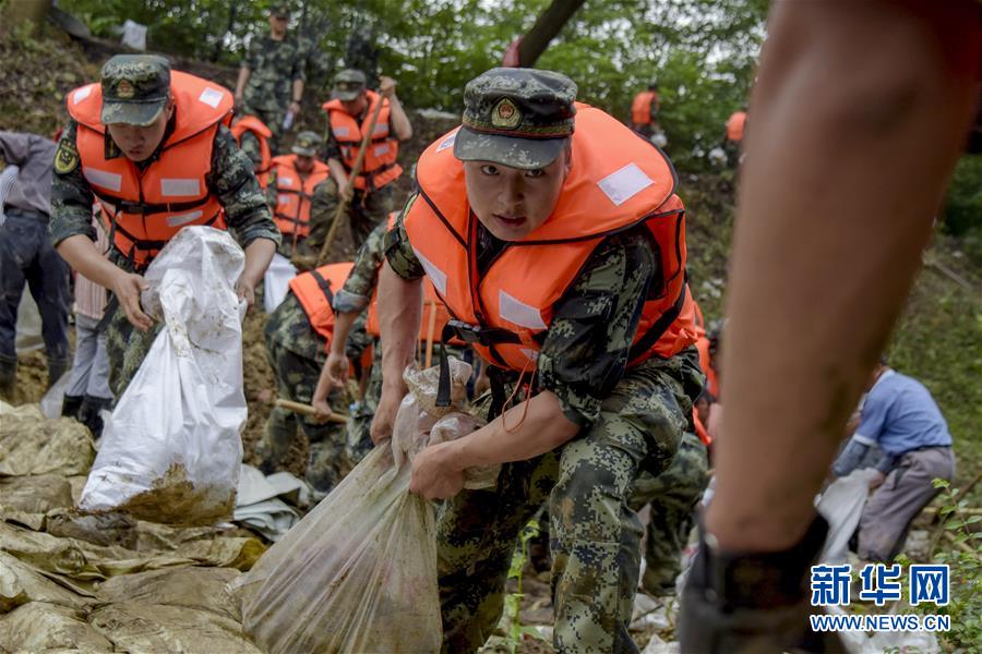 （防汛抗洪·圖文互動）（6）洪水不退，子弟兵誓死不退——解放軍和武警部隊(duì)官兵參與洪澇災(zāi)害搶險(xiǎn)救援記事