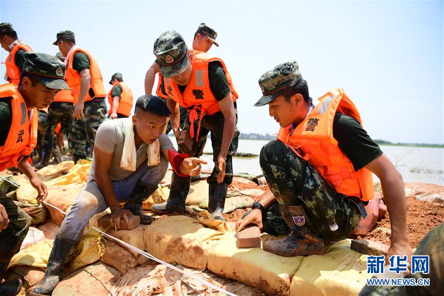 （防汛抗洪·圖文互動）（2）洪水不退，子弟兵誓死不退——解放軍和武警部隊官兵參與洪澇災(zāi)害搶險救援記事