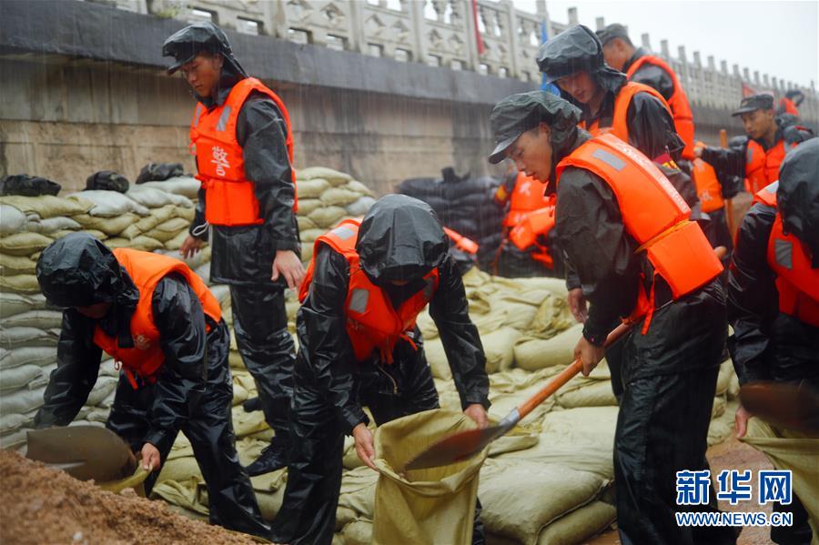 （防汛抗洪·圖文互動）（1）洪水不退，子弟兵誓死不退——解放軍和武警部隊官兵參與洪澇災(zāi)害搶險救援記事