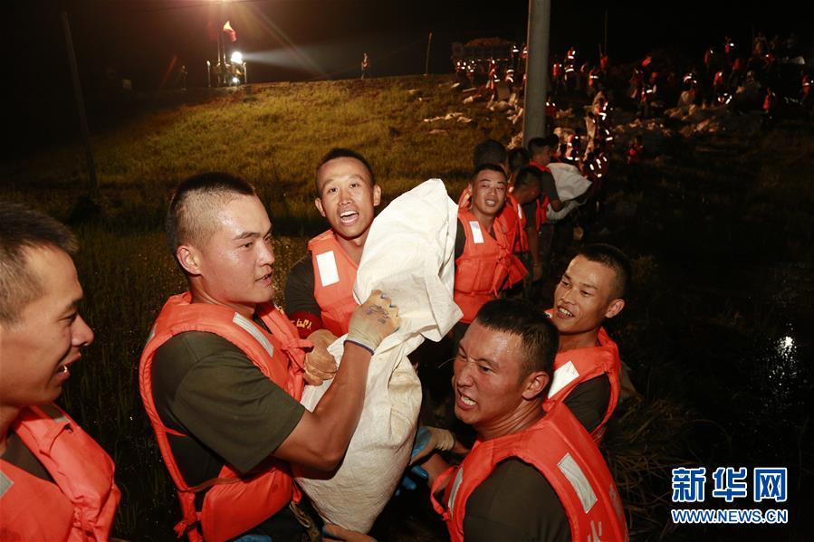 （防汛抗洪·圖文互動）（8）洪水不退，子弟兵誓死不退——解放軍和武警部隊(duì)官兵參與洪澇災(zāi)害搶險(xiǎn)救援記事