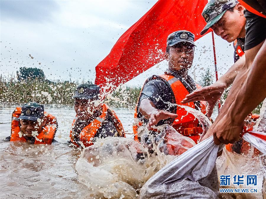 （防汛抗洪·圖文互動(dòng)）（9）洪水不退，子弟兵誓死不退——解放軍和武警部隊(duì)官兵參與洪澇災(zāi)害搶險(xiǎn)救援記事