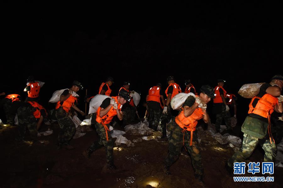 （防汛抗洪·圖文互動）（7）洪水不退，子弟兵誓死不退——解放軍和武警部隊官兵參與洪澇災(zāi)害搶險救援記事