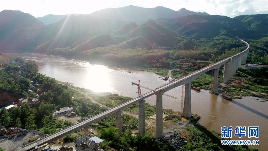 這是7月15日拍攝的中老鐵路班納漢湄公河特大橋（無人機(jī)照片）。新華社發(fā)（中鐵八局供圖）