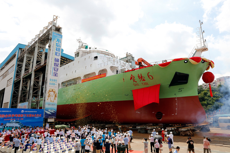 7月18日拍摄的“实验6”号新型地球物理综合科学考察船。新华社记者 黄国保 摄