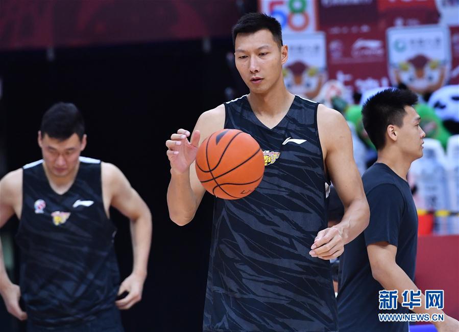 （体育）（2）篮球——CBA联赛总决赛：广东东莞银行队备战首场比赛