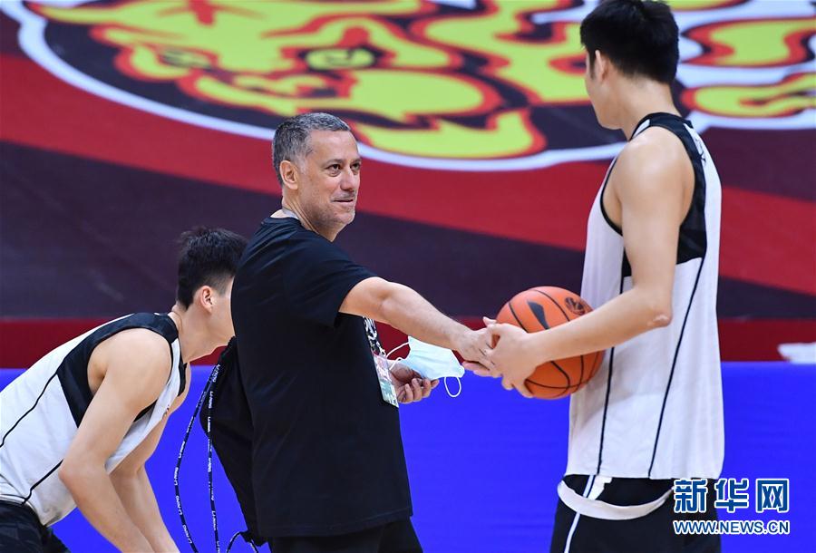 （体育）（8）篮球——CBA联赛总决赛：辽宁本钢队备战首场比赛