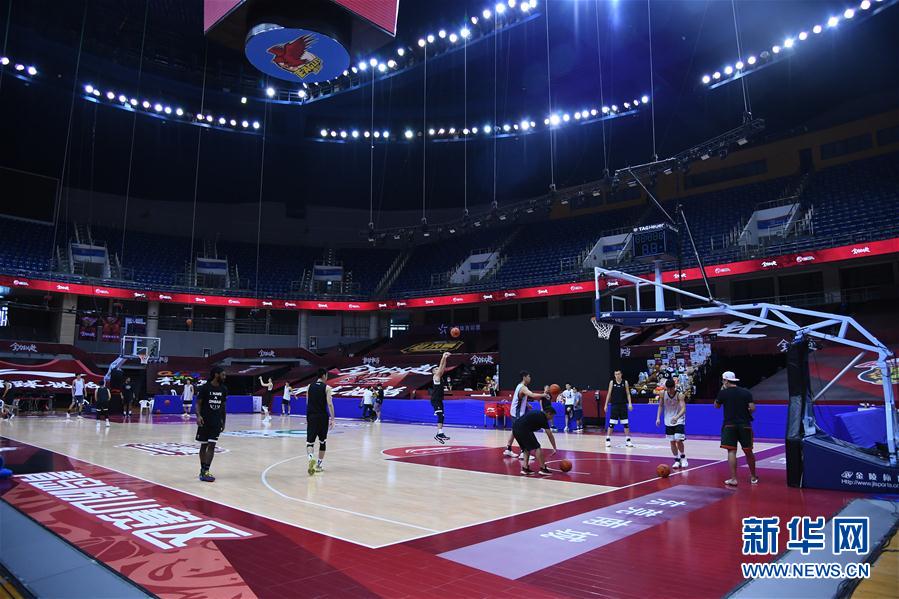 （体育）（10）篮球——CBA联赛总决赛：辽宁本钢队备战首场比赛