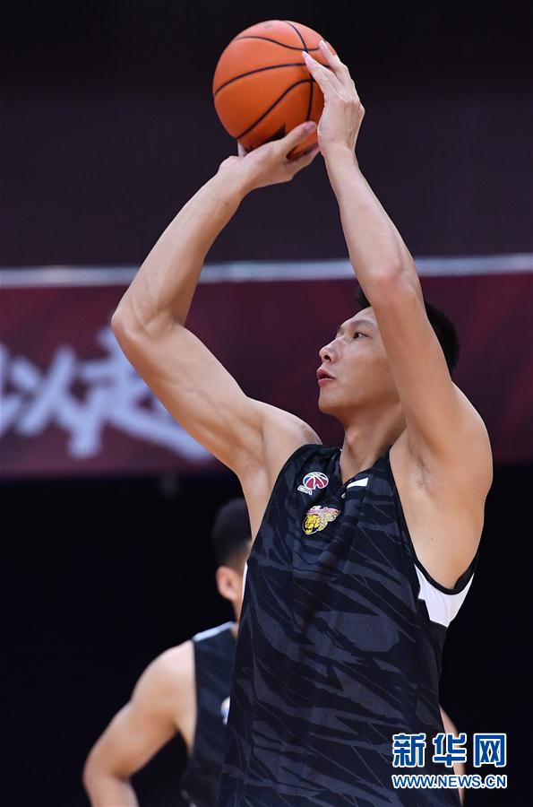 （体育）（3）篮球——CBA联赛总决赛：广东东莞银行队备战首场比赛