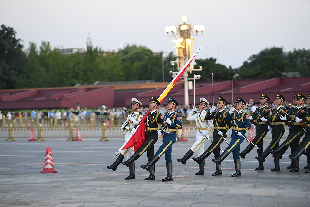 天安门广场举行升旗仪式