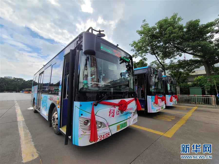 （图文互动）（1）“石榴红”里的民族情——广西柳州首发民族团结公交专线见闻