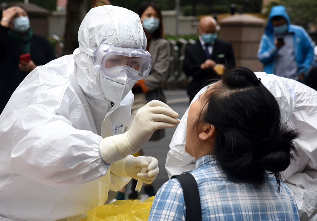 10月12日，市民在青岛市市南区香港中路一检测点进行免费核酸检测。 新华社记者 李紫恒 摄