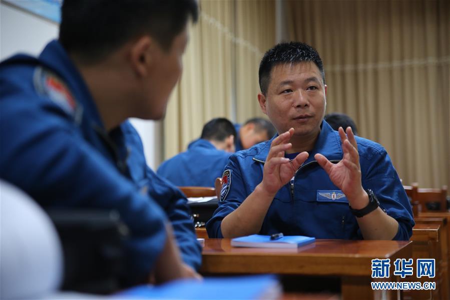 （在習(xí)近平強(qiáng)軍思想指引下·我們在戰(zhàn)位報告·圖文互動）（4）偵天探海 狩獵海空——南部戰(zhàn)區(qū)海軍航空兵某師加速轉(zhuǎn)型提升新質(zhì)戰(zhàn)斗力記事