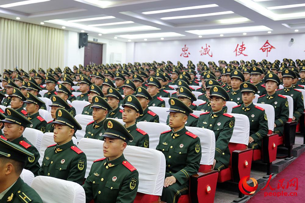 500余名今年夏秋季入伍的新战士正式成为中国人民武装警察部队一员。