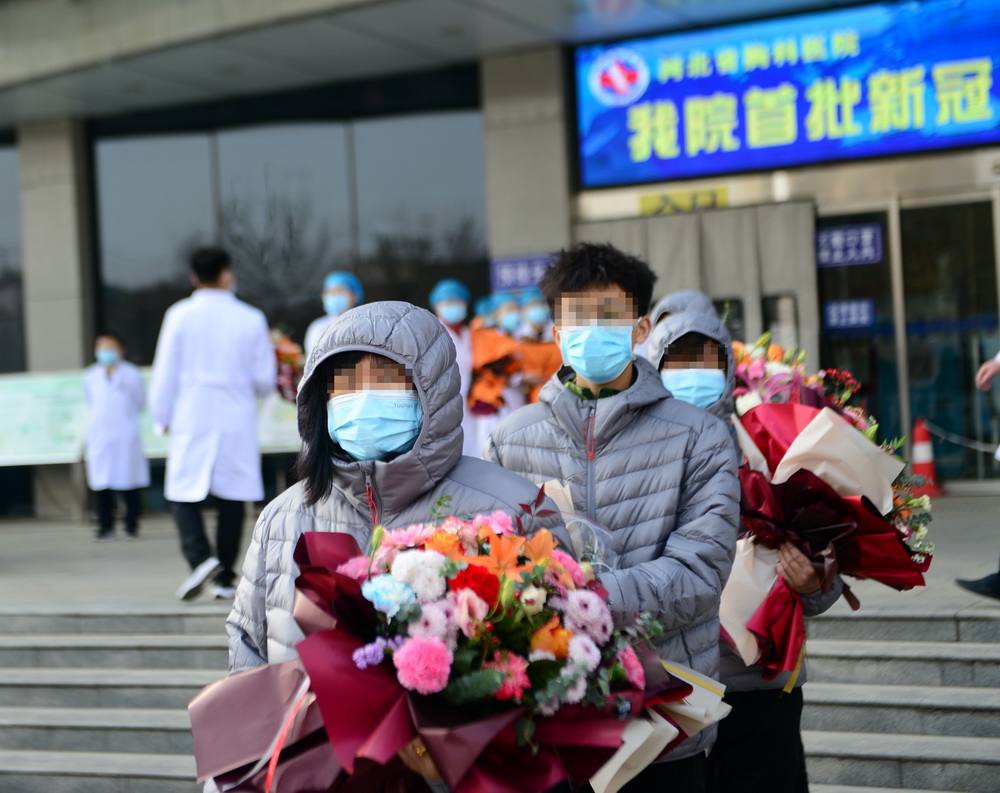 1月14日，在河北省胸科醫(yī)院，治愈出院的新冠肺炎患者等車前往集中隔離點。