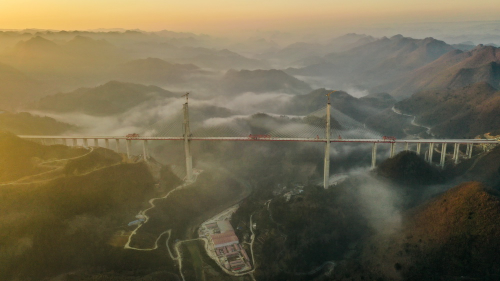 1月18日拍攝的貴州都安高速公路云霧大橋（無人機(jī)照片）。