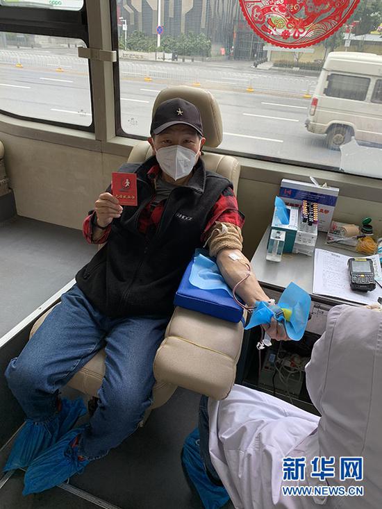 2020年3月8日是“高龄献血者”李永干60岁生日，在这一天他完成了自己最后一次献血。武汉、北京、深圳……20年来，他的工作地点换到哪儿，献血足迹就烙刻到哪儿。在他的感召下，已经有10多位爱心人士加入到无偿献血队伍中。新华网发 汪昊摄