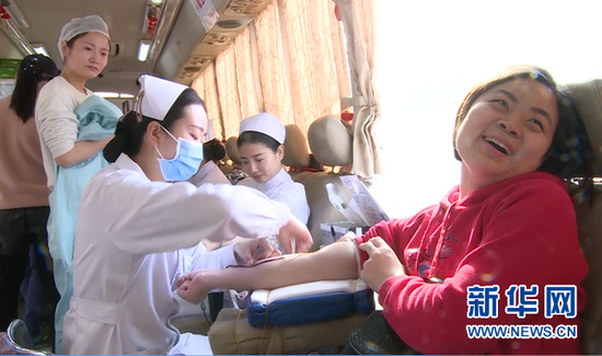 武汉大学中南医院医务人员参加义务献血行动。新华网发 杨丽丽摄
