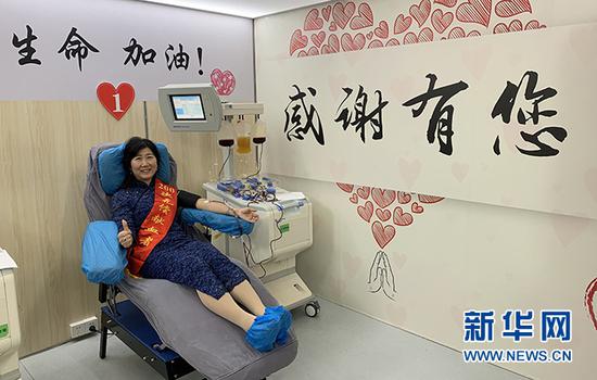 潘迎春是武汉大学历史学院教授兼博士生导师，她坚持献血16年，累计献血次数超过200次，献血总量高达85200毫升。在她的带动下，不少学生加入了无偿献血队伍。新华网发 张智摄