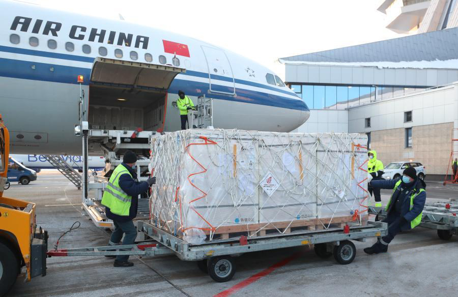 2月19日，在白俄罗斯首都明斯克，机场工作人员从飞机上卸载中国政府援助的新冠疫苗。
