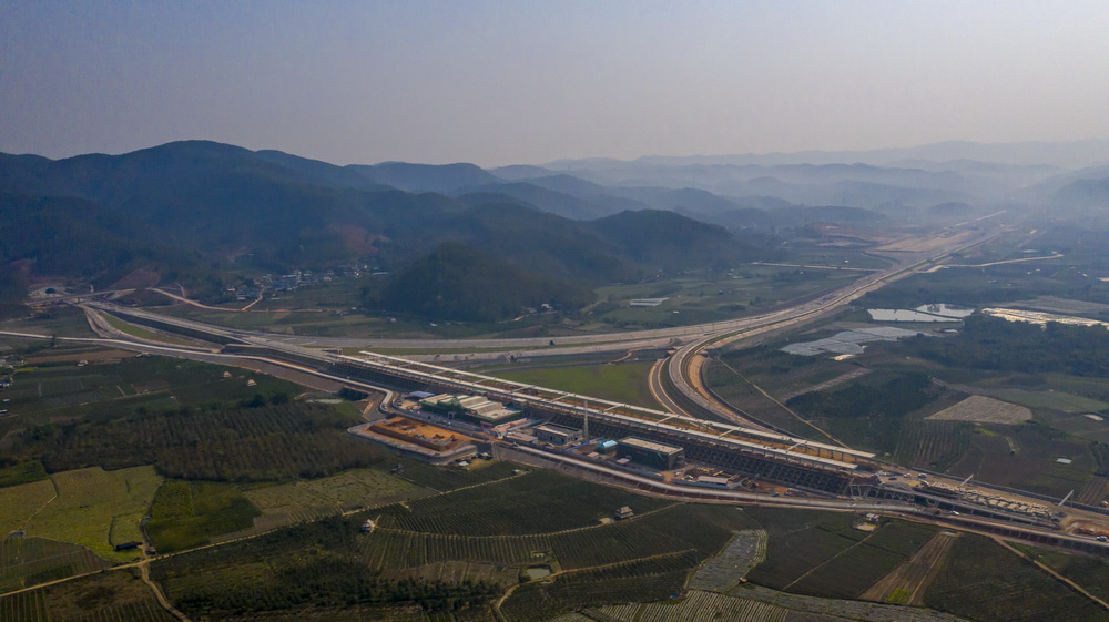 建設(shè)中的野象谷車站（無人機照片，3月5日攝）。