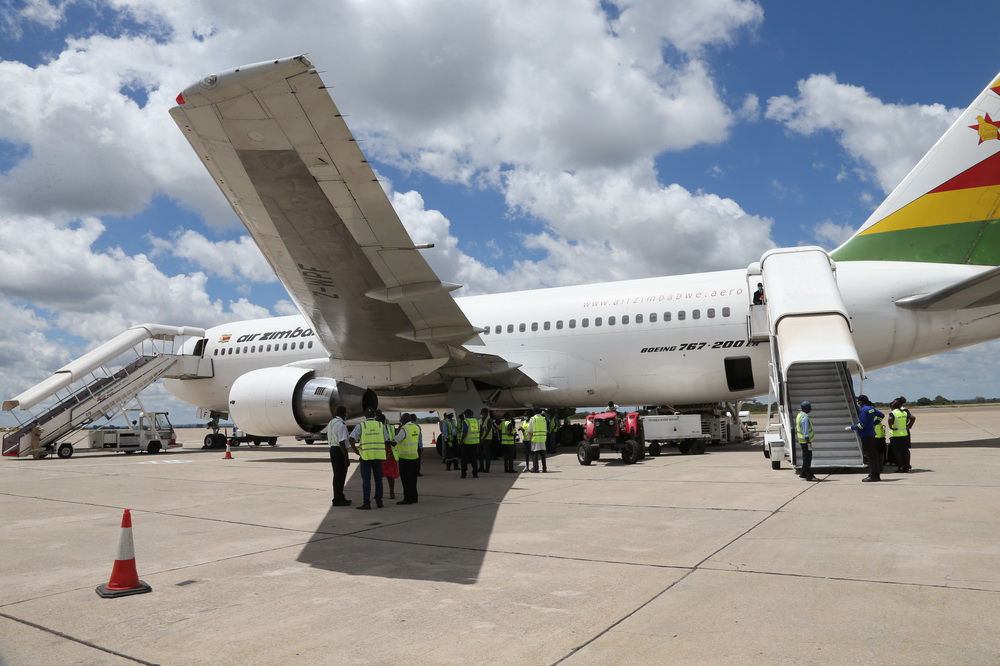3月16日，由中国政府援助的新冠疫苗运抵津巴布韦首都哈拉雷的罗伯特·穆加贝机场。