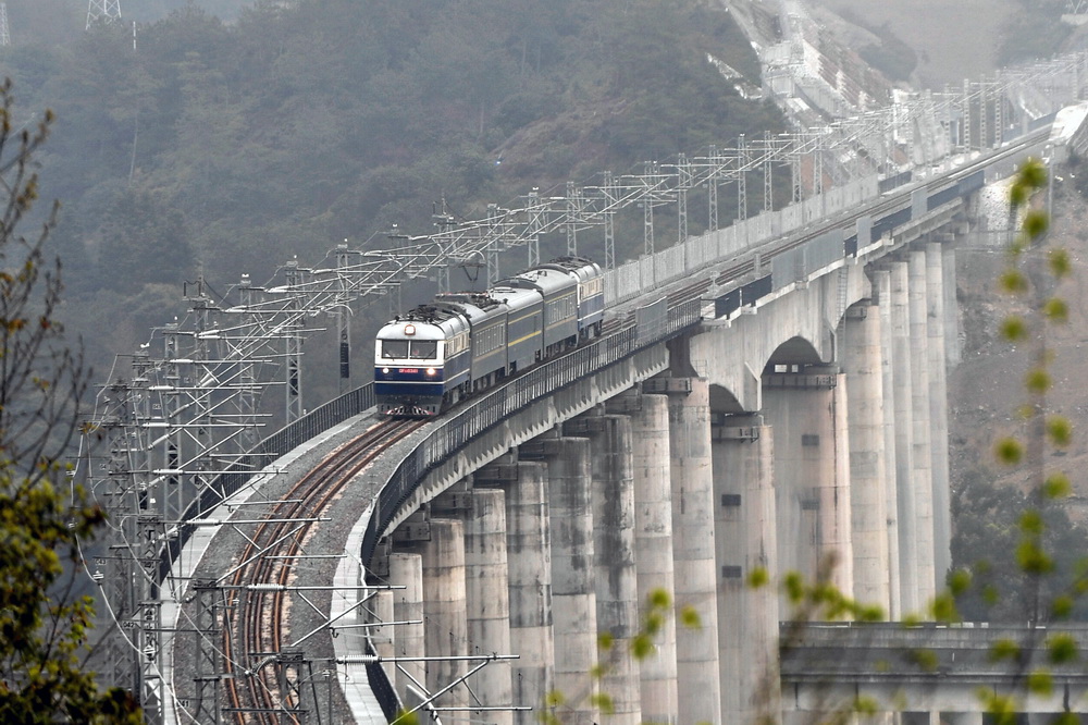 3月18日，動態(tài)檢測列車行駛在金臺鐵路臺州市仙居縣境內(nèi)的線路上。