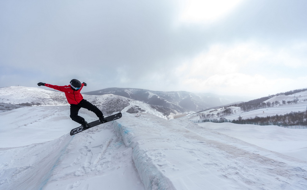 3月20日，冬残奥会国家集训队单板滑雪运动员贺一朋在冬残奥会训练基地训练。