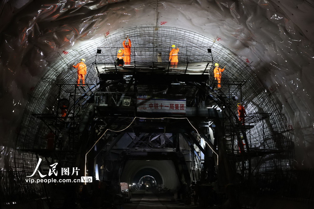 4月12日，中铁十一局建设者在郑万高铁高家坪隧道进行施工。
