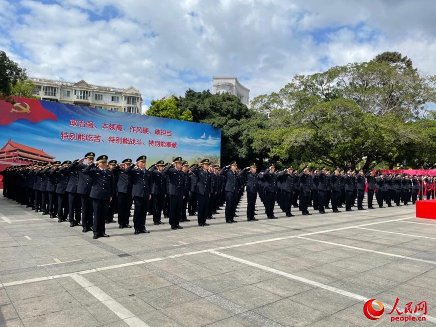 生態(tài)環(huán)境保護綜合執(zhí)法隊伍制式服裝風采展示儀式現(xiàn)場。人民網(wǎng)記者 余璐攝