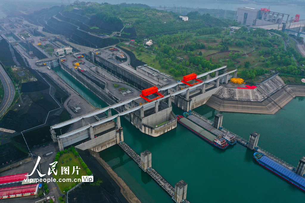湖北宜昌：三峡大坝北线船闸提前恢复通航