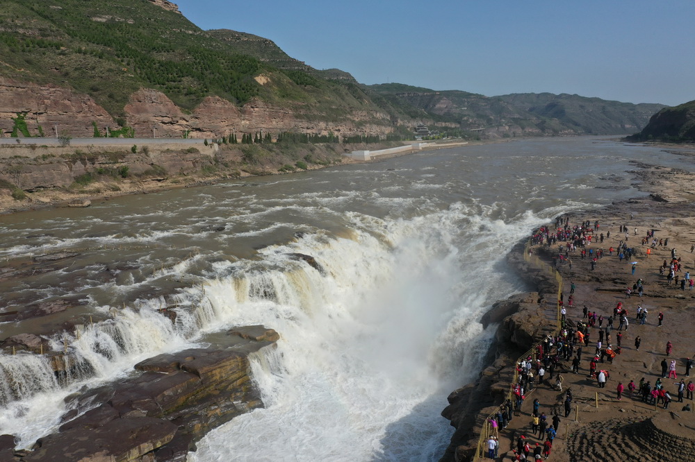 4月28日，游客在山西吉县黄河壶口瀑布景区游览（无人机照片）。