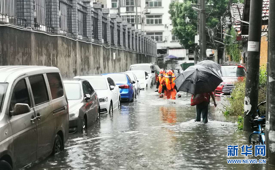 5月10日，武漢迎來強降雨，消防部門緊急出動積極應(yīng)對極端天氣。新華網(wǎng)發(fā)