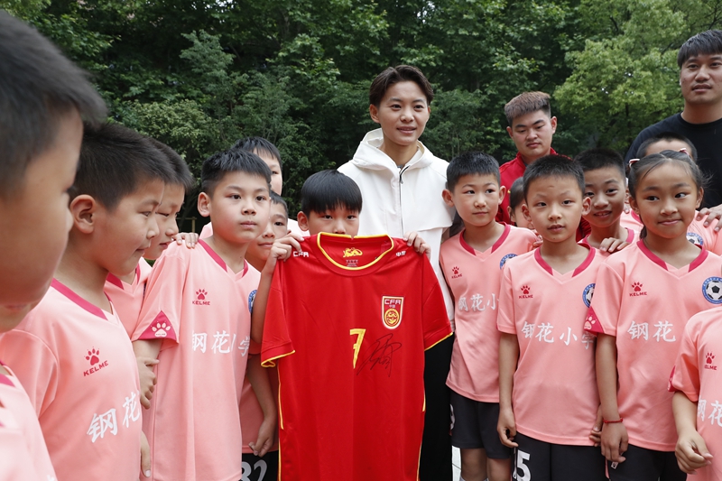 亚洲足球小姐王霜打卡武汉青山 感慨城市变化令人自豪