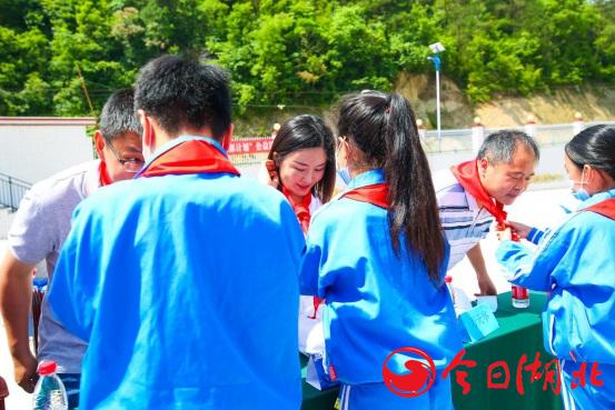 富德生命人壽“小海豚計劃”公益活動走進房縣紅塔鎮(zhèn)南潭小學