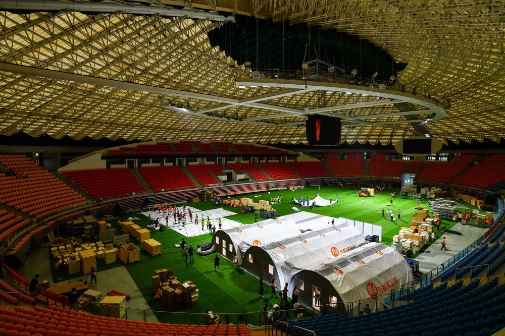 建设者在广州体育馆搭建气膜方舱实验室（6月1日摄）。