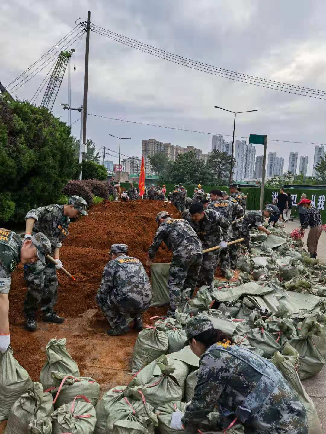 民兵正在裝運(yùn)土石方?？钓析?攝